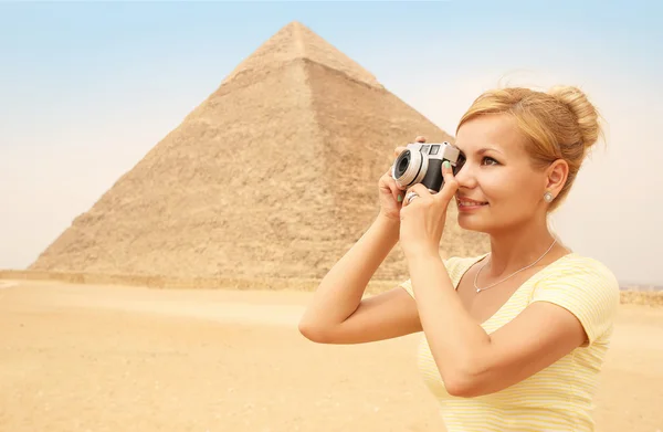 Ευτυχισμένος τουριστικά και πυραμίδα, Κάιρο, Αίγυπτος. Ξανθιά γυναίκα με κάμερα — Φωτογραφία Αρχείου