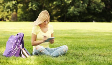 Dokunmatik yüzey ve sırt çantası Park ile öğrenci kız