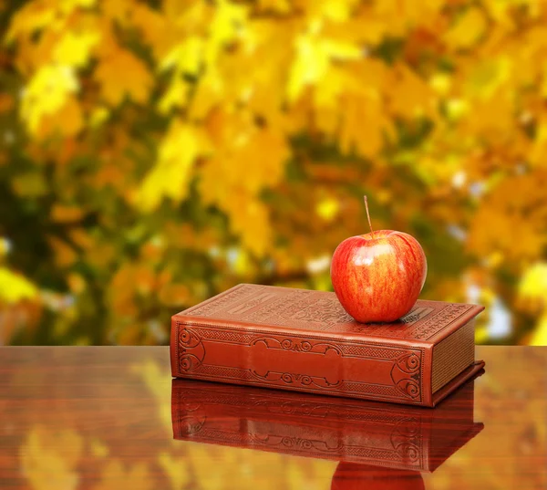 De vuelta a la escuela. Libros y manzana en el escritorio —  Fotos de Stock