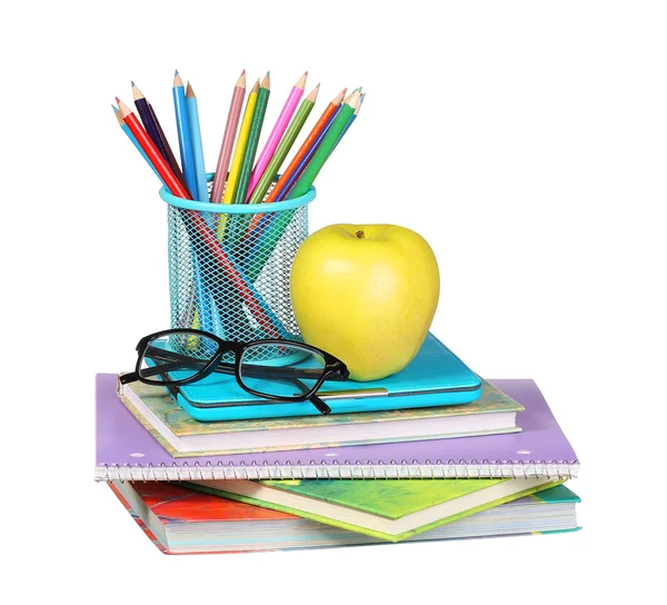 De vuelta a la escuela. Una manzana, lápices de colores, bandera americana —  Fotos de Stock