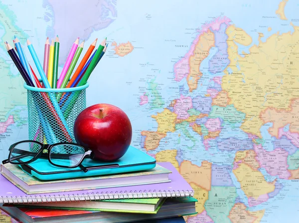 Terug naar school. Een appel, gekleurde potloden, Amerikaanse vlag — Stockfoto