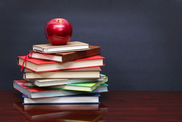 Torniamo a scuola. Una mela, matite colorate, bandiera americana — Foto Stock