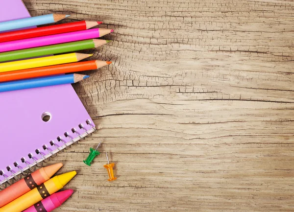 De vuelta a la escuela. Una manzana, lápices de colores, bandera americana —  Fotos de Stock