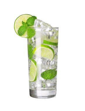 Mojito kokteyli beyaz üzerine izole edildi 