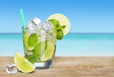 Mojito tropikal plaj arka plan üzerinde limonlu kokteyl