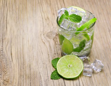 Mojito cam eski ahşap zemin üzerine nane ile kokteyl