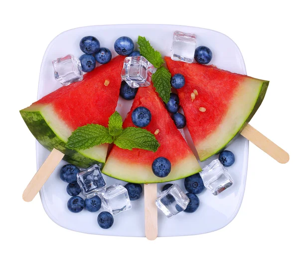 Wassermelone Eis am Stiel und Blaubeeren auf Teller isoliert auf weiß — Stockfoto