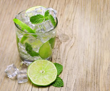 Mojito cam eski ahşap zemin üzerine nane ile kokteyl