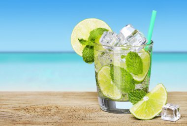 Mojito tropikal plaj arka plan üzerinde limonlu kokteyl