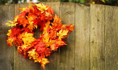 Sonbaharda akçaağaç çelenk üzerinde ahşap çit