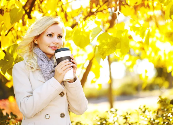 Najaar vrouw met koffie beker. Vallen. Blonde mooi meisje — Stockfoto