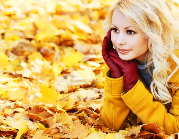 Blonde girl in Autumn Park with Maple leaves. Fashion Beautiful — Stock Photo, Image