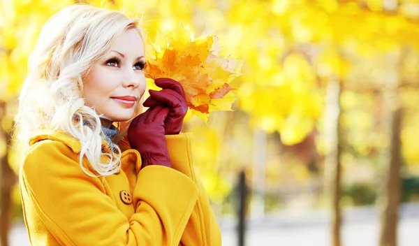 Hösten flicka. Fashion blond vacker kvinna med lönn löv — Stockfoto