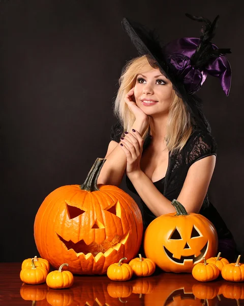 Bruxa bonita com abóboras. Halloween. — Fotografia de Stock
