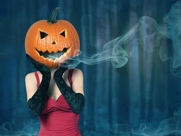 Halloween. sexy Dame mit großen Kürbis auf dem Kopf — Stockfoto