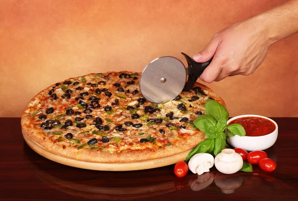 Mão corte italiano Veggie Pizza com legumes — Fotografia de Stock
