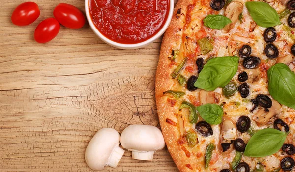 Veggie Pizza med grönsaker på trä bakgrund — Stockfoto