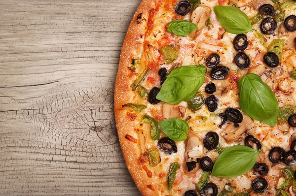 Vega Pizza zöldségekkel, fából készült háttér Stock Kép