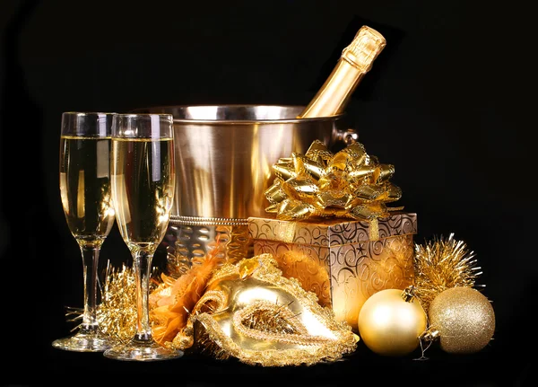 Jul eller nyår Eve. Champagne och presenterar över svart — Stockfoto