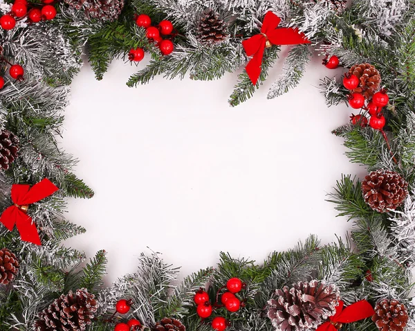Граница, рамка из ветвей рождественской елки с сосновыми шишками — стоковое фото