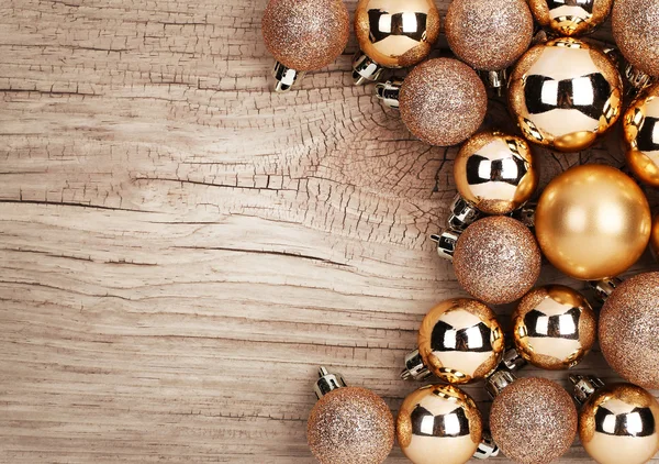 Boules de Noël en or sur un vieux fond en bois — Photo