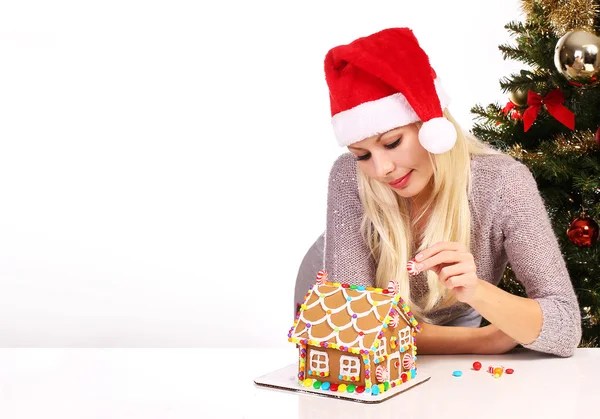 Chica haciendo casa de jengibre. Preparativos de Navidad —  Fotos de Stock