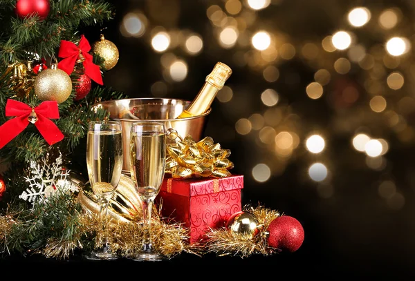 Noël ou réveillon du Nouvel An. Champagne et cadeaux sur noir Photos De Stock Libres De Droits