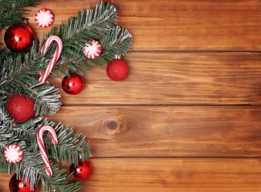 Noel ağacı dalı ile topları ve şeker koni üzerinde ahşap backgr