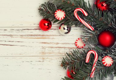 Kırmızı topları ve şeker koni ile Noel ağacı dalı