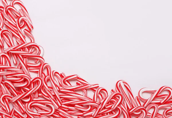 Kerstmis candy canes op witte achtergrond — Stockfoto