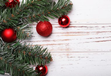 kırmızı topları ile Noel ağacı dalı