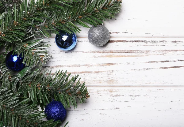 Mavi topları ile Noel ağacı dalı — Stok fotoğraf