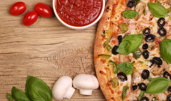 Піца з овочами на дерев'яному фоні — стокове фото