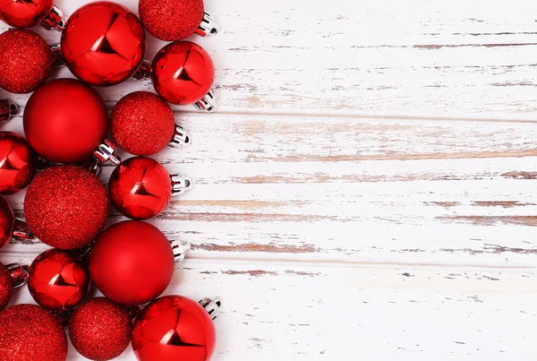 Bolas rojas de Navidad sobre fondo de madera vieja —  Fotos de Stock