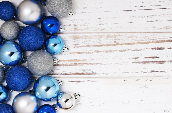 Blauwe en zilveren kerstballen op oude houten achtergrond — Stockfoto