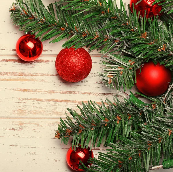 Rama de árbol de Navidad con bolas rojas —  Fotos de Stock