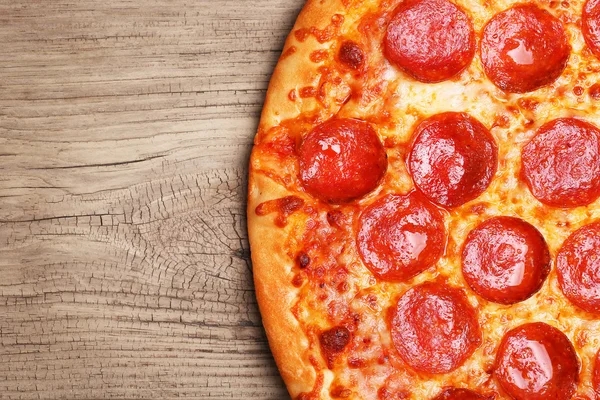 American Pizza Pepperoni na drewniane tła Zdjęcia Stockowe bez tantiem