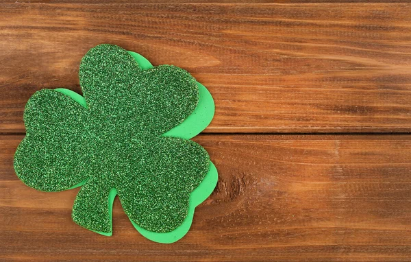 Shamrock. Folhas de trevo no fundo de madeira. Dia de São Patrício — Fotografia de Stock