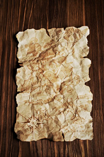 Gammalt pergament på trä bakgrund — Stockfoto