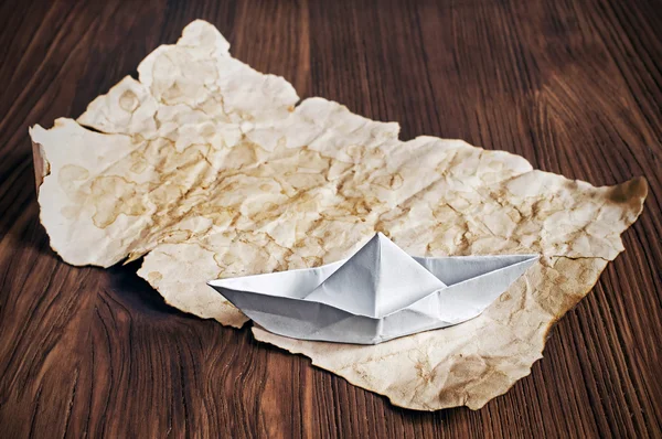 Barco de papel no mapa antigo — Fotografia de Stock