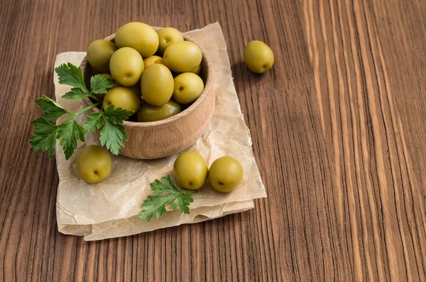 Zielone oliwki drewniane miski — Zdjęcie stockowe