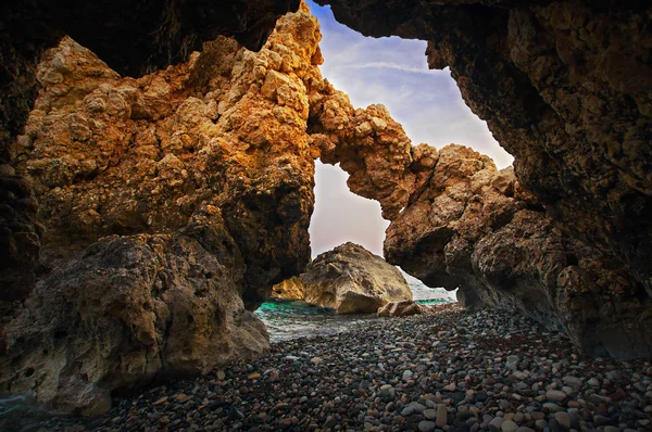 Cuevas de piedra o gruta en la playa —  Fotos de Stock