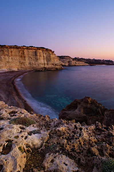 Coucher de soleil sur une belle plage rocheuse — Photo