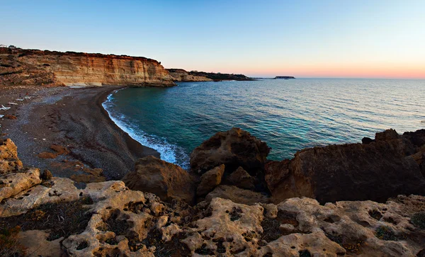 美しい岩のビーチの夕日 — ストック写真