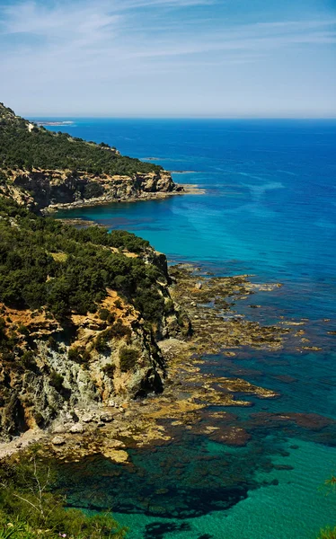 La costa rocosa del mar Mediterráneo — Foto de Stock