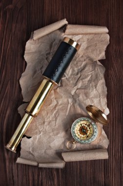 Spyglass, pusula ve parşömen 