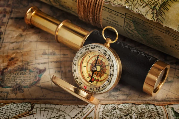 Вінтажний компас, телескоп і карта — стокове фото