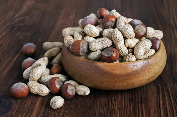 The crude peanuts and hazelnuts — Stock Photo, Image