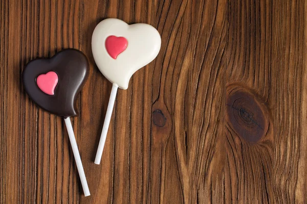 Deux bonbons au chocolat en forme de cœur — Photo