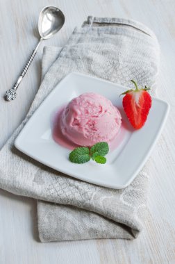 Pembe çilekli dondurma.